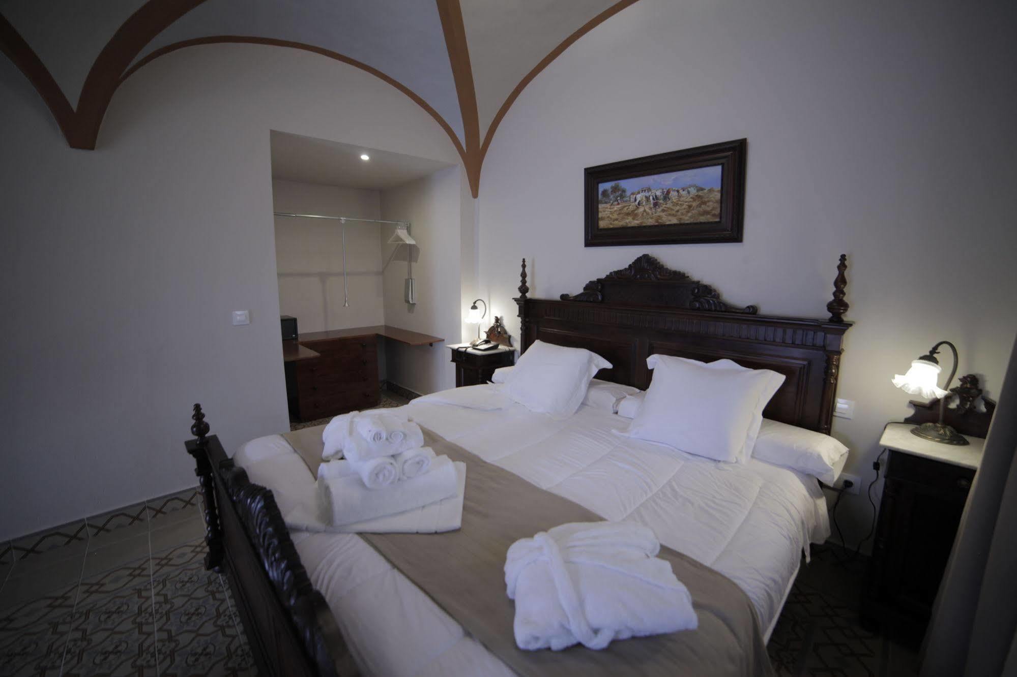 Burguillos Del Cerro Hotel La Giralda מראה חיצוני תמונה